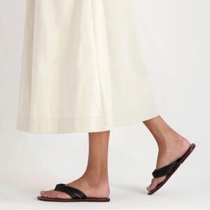 Bernardo Iconic Miami Thong Sandal in Black Leather Women’s Size 6.5 M